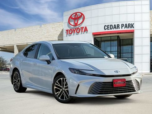 Used 2025 Toyota Camry XLE FWD image 1