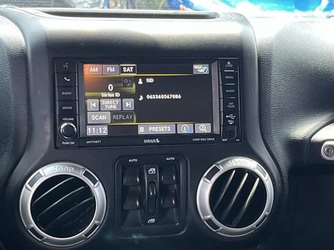 Used 2015 Jeep Wrangler Unlimited Rubicon w/ Connectivity Group AWD/4WD image 15