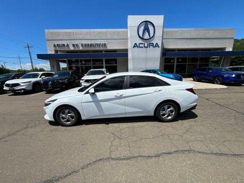 Used 2021 Hyundai Elantra SE FWD image 2