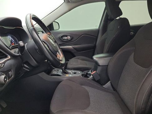 Used 2019 Jeep Cherokee Latitude w/ Cold Weather Group FWD image 17