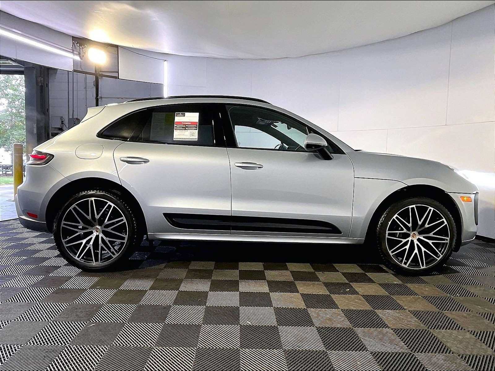 Certified 2023 Porsche Macan AWD/4WD image 8