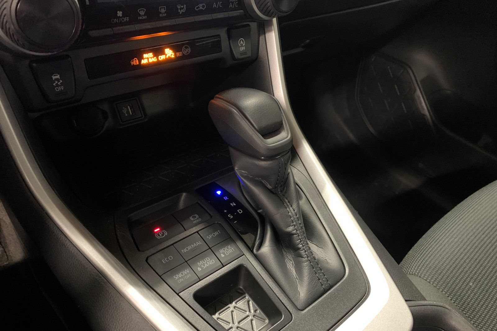 Used 2025 Toyota RAV4 LE AWD/4WD image 24