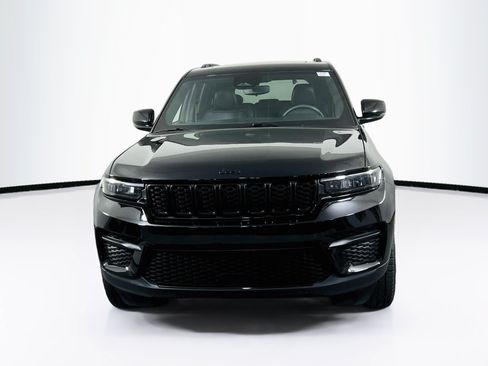 Used 2023 Jeep Grand Cherokee Altitude AWD/4WD image 2