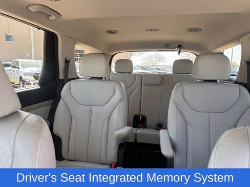 Used 2022 Hyundai Palisade SEL w/ Premium Package image 18