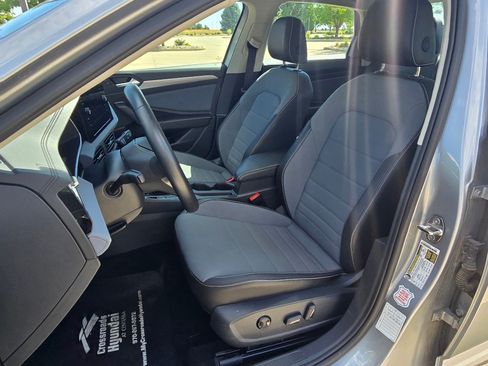 Used 2025 Volkswagen Jetta SE FWD image 14