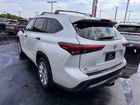 Used 2023 Toyota Highlander Limited FWD image 3