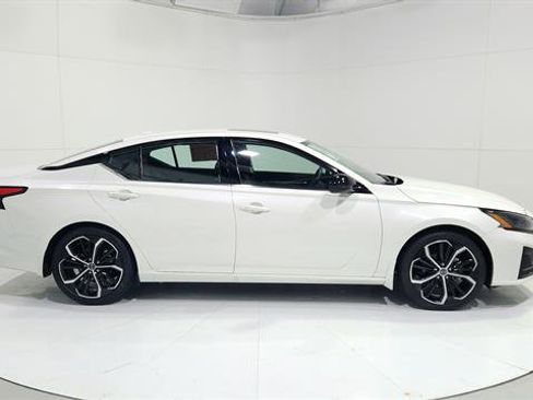 Certified 2023 Nissan Altima 2.5 SR w/ SR Premium Package image 9