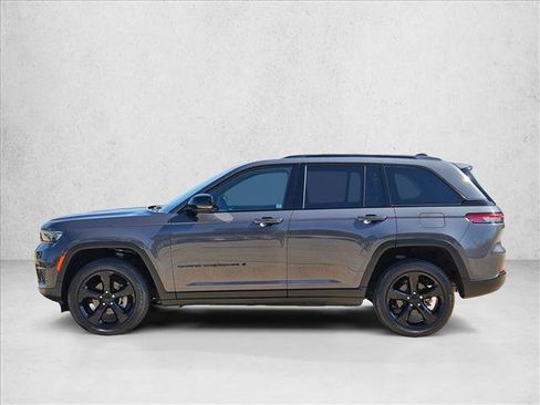 Used 2023 Jeep Grand Cherokee Altitude AWD/4WD image 9