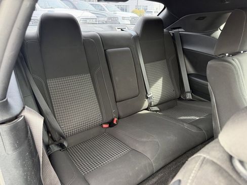 Used 2015 Dodge Challenger SXT image 32