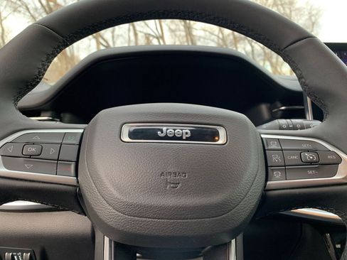 Used 2025 Jeep Compass Limited image 28