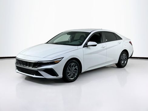Used 2024 Hyundai Elantra SEL image 1