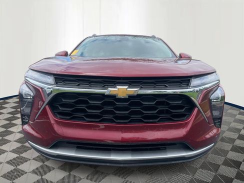 Used 2025 Chevrolet Trax LT FWD image 2
