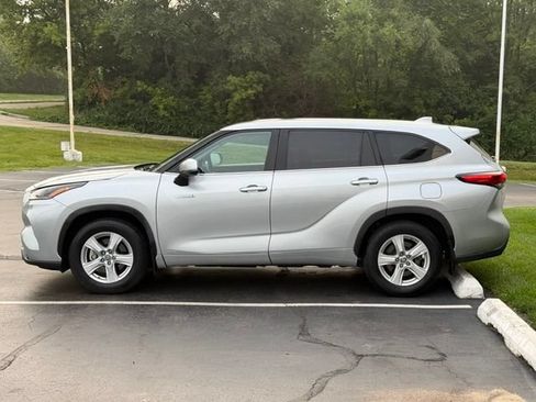 Used 2021 Toyota Highlander LE AWD/4WD image 4