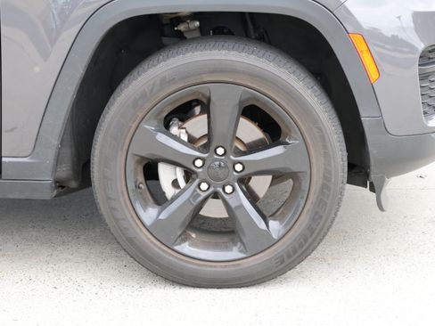 Used 2023 Jeep Grand Cherokee Altitude AWD/4WD image 11