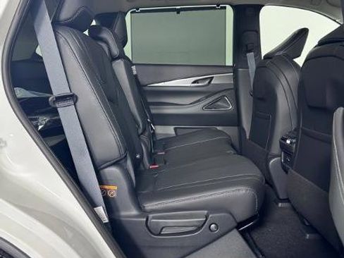 Certified 2025 INFINITI QX60 Luxe w/ Vision Package image 28