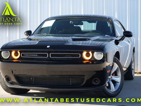 Used 2015 Dodge Challenger SXT image 1