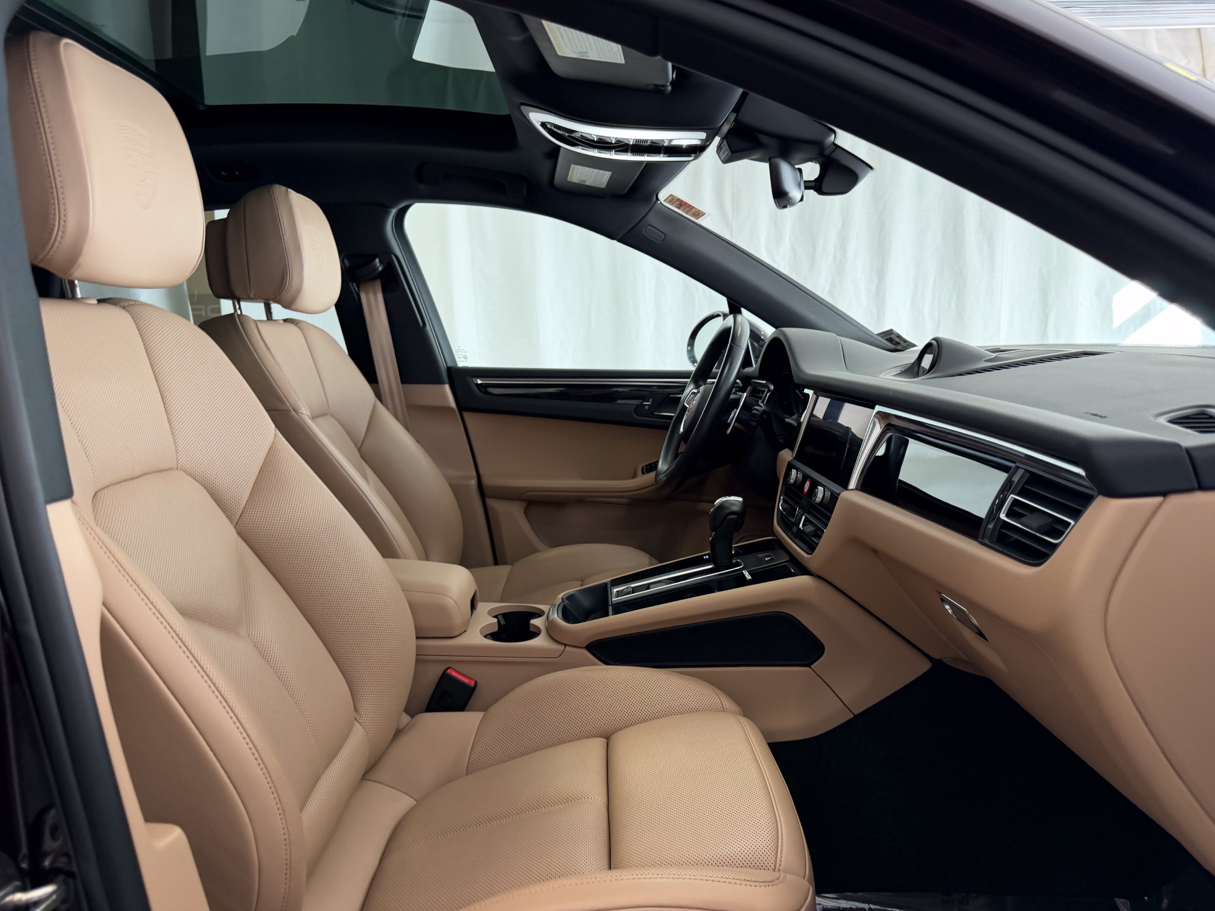 Certified 2024 Porsche Macan AWD/4WD image 16