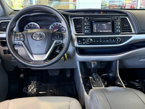 Used 2015 Toyota Highlander LE image 27