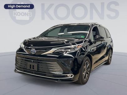 Used 2025 Toyota Sienna Platinum