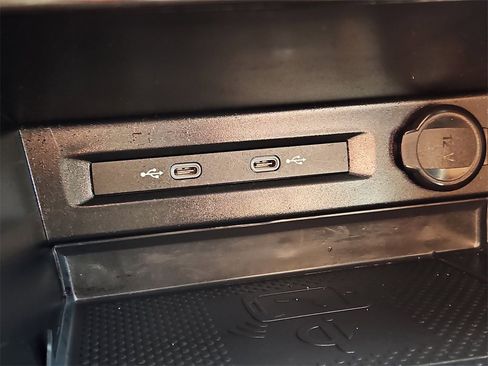 Used 2022 Volkswagen Tiguan SE w/ Panoramic Sunroof Package image 18