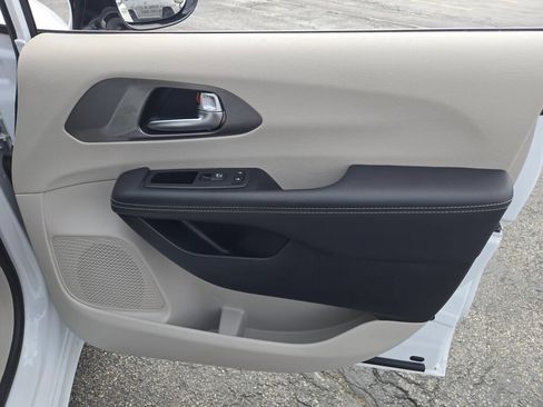 Used 2024 Chrysler Pacifica Touring-L FWD image 6