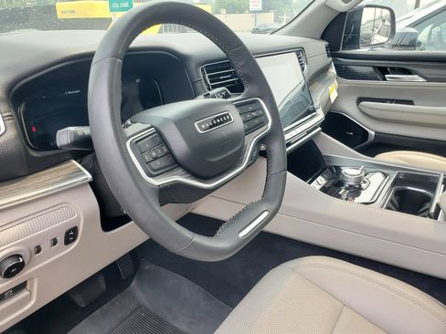Used 2024 Jeep Wagoneer L Series III w/ Premium Group I AWD/4WD image 13