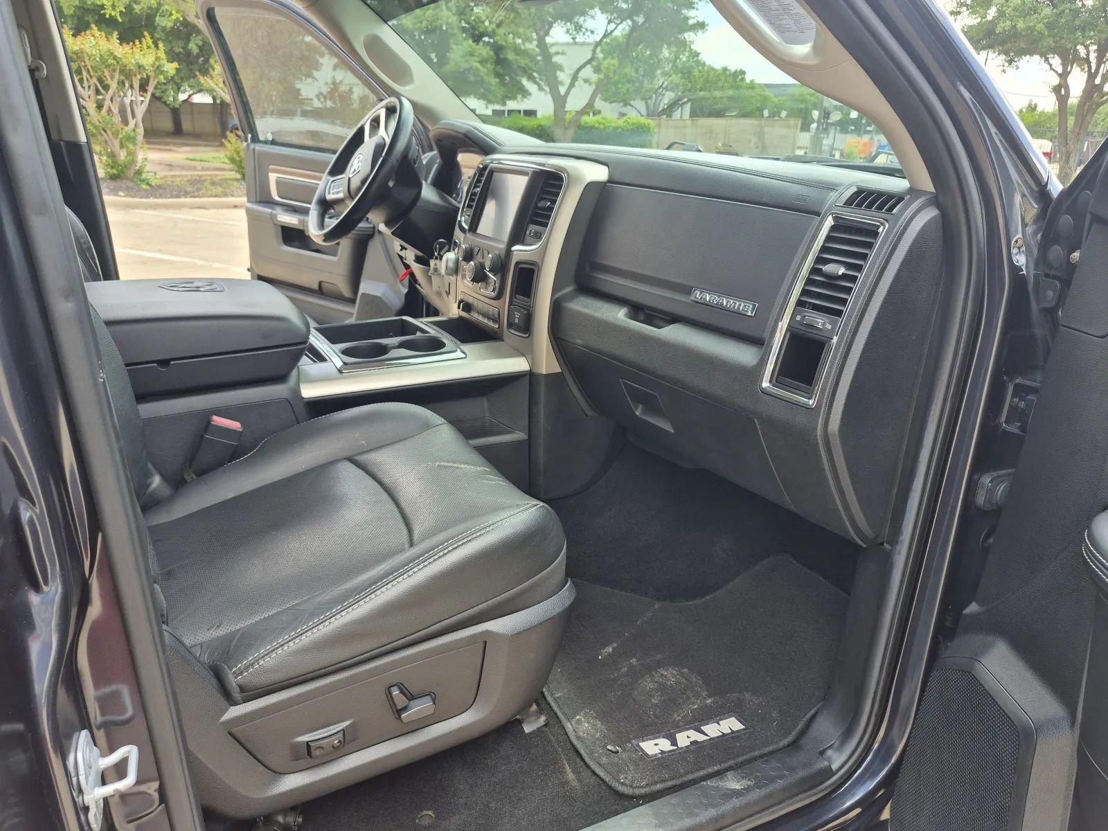 Used 2014 RAM 1500 Laramie RWD image 17