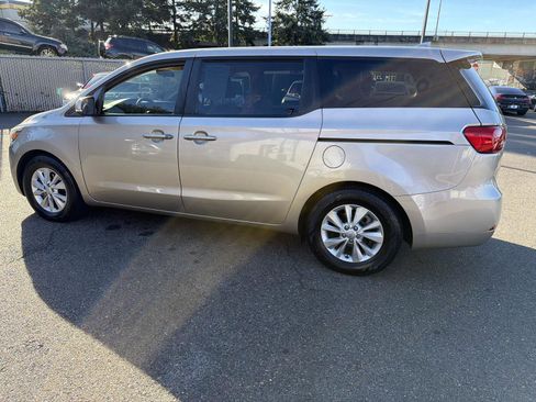 Used 2017 Kia Sedona LX image 8