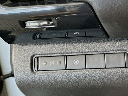 Used 2023 Nissan Pathfinder SV AWD/4WD image 17