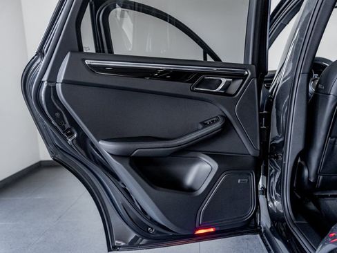 Certified 2025 Porsche Macan image 34