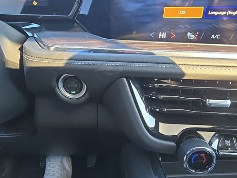 Used 2025 Chevrolet Suburban Z71 image 22