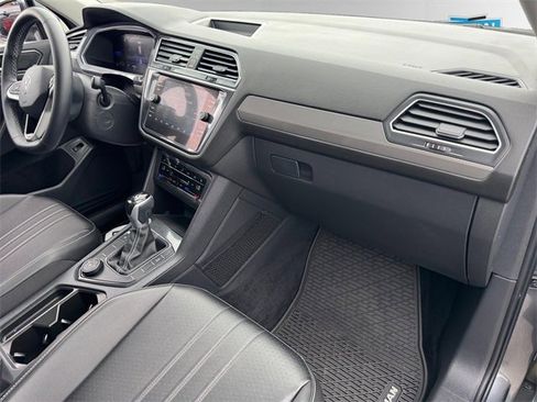Used 2022 Volkswagen Tiguan SE image 11
