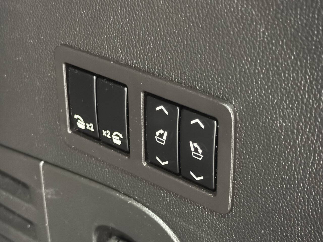 Used 2019 Cadillac Escalade Premium Luxury AWD/4WD image 21