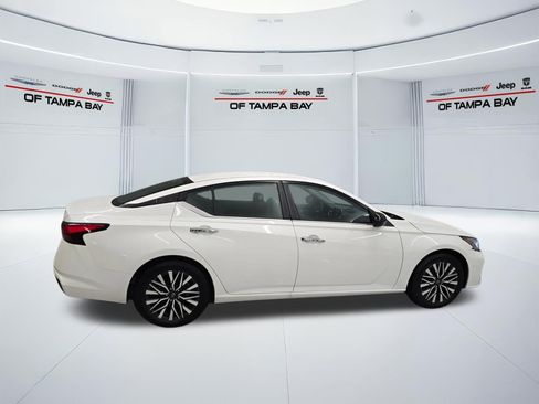 Used 2024 Nissan Altima 2.5 SV FWD image 7