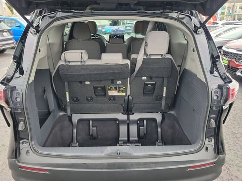 Used 2024 Toyota Sienna LE image 8