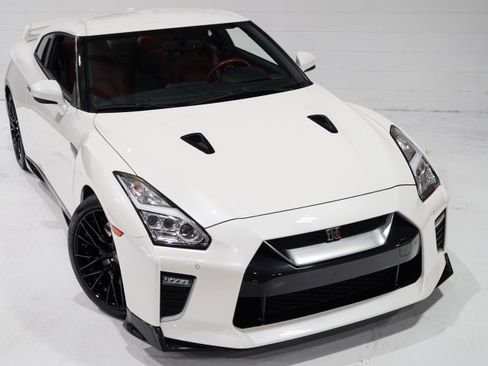 Used 2021 Nissan GT-R Premium AWD/4WD image 26