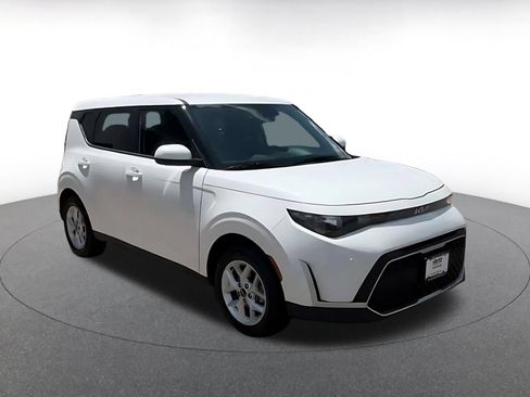 Used 2025 Kia Soul LX w/ LX Technology Package FWD image 2