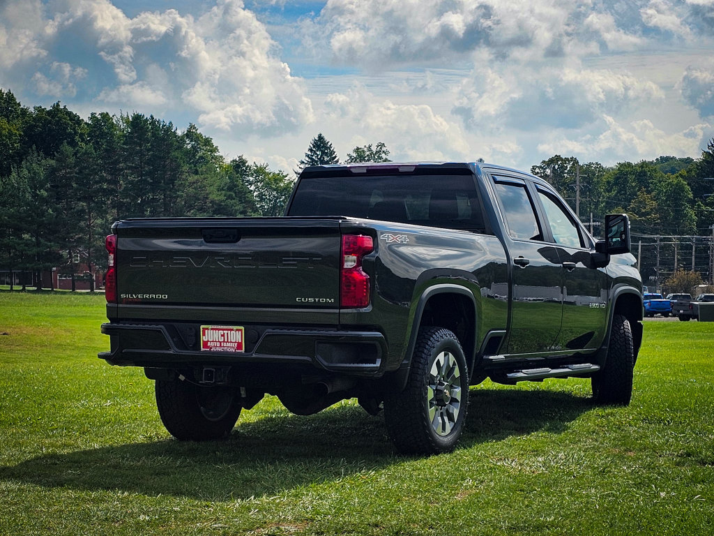 Used 2022 Chevrolet Silverado 2500 Custom w/ Custom Value Package AWD/4WD image 4