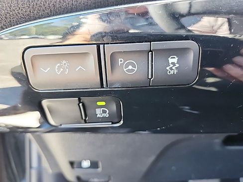 Used 2020 Toyota Prius LE AWD/4WD image 18