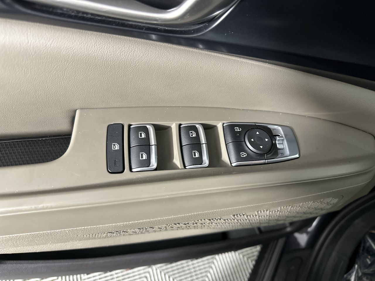 Certified 2026 Kia Carnival LXS FWD image 3