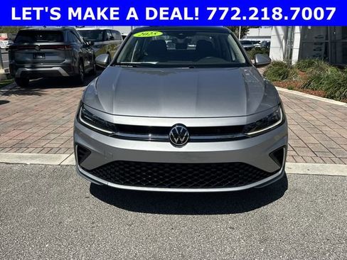 Certified 2025 Volkswagen Jetta SE image 3