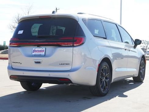 New 2026 Chrysler Pacifica Limited FWD image 9