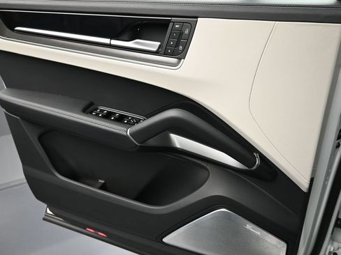 Certified 2025 Porsche Cayenne Turbo AWD/4WD image 25