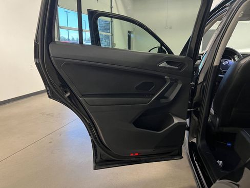 Used 2021 Volkswagen Tiguan SE FWD image 32