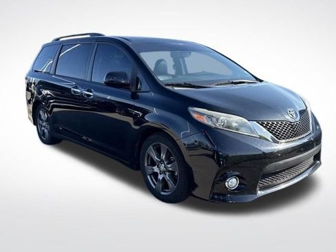 Used 2017 Toyota Sienna SE image 9