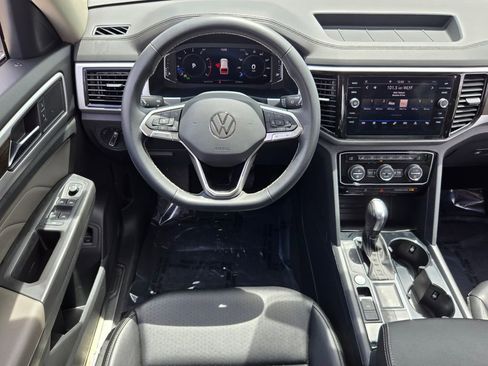 Used 2023 Volkswagen Atlas SE w/ Black Wheel Package image 12