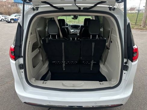 Used 2024 Chrysler Pacifica Touring-L image 21