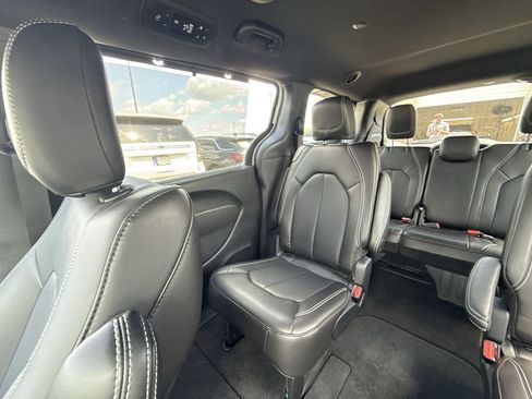 Used 2025 Chrysler Voyager LX FWD image 12