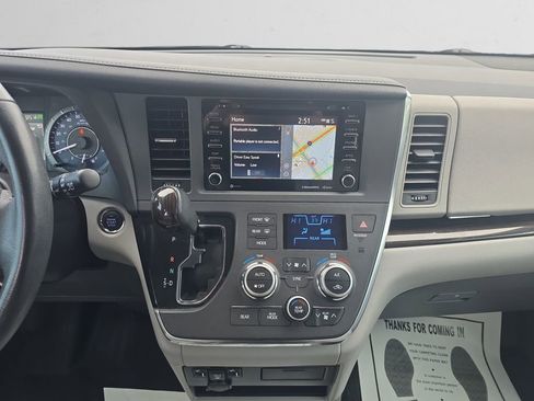 Used 2018 Toyota Sienna XLE image 12