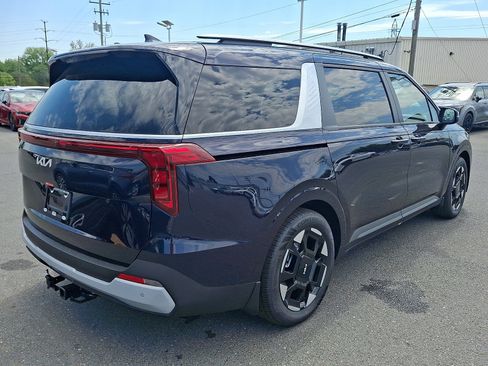 New 2026 Kia Carnival EX FWD image 3